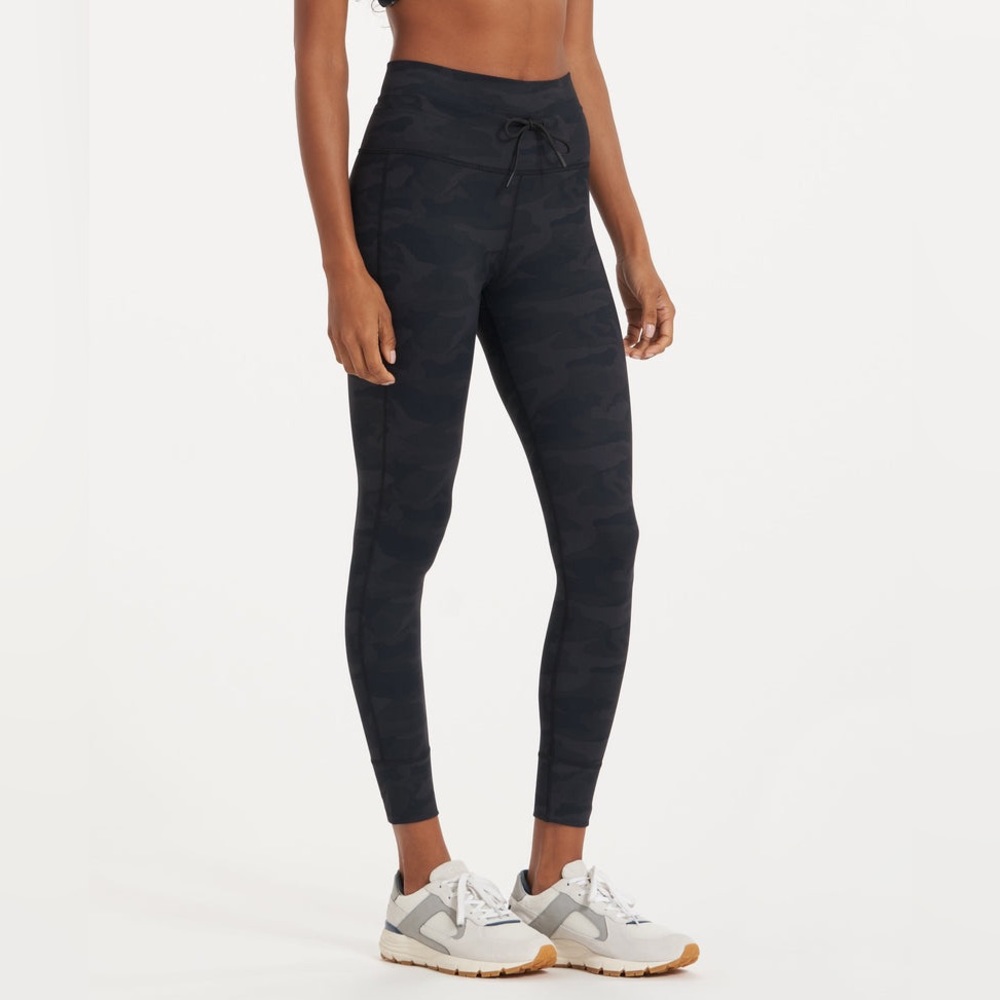 Vuori Daily Legging in black camo